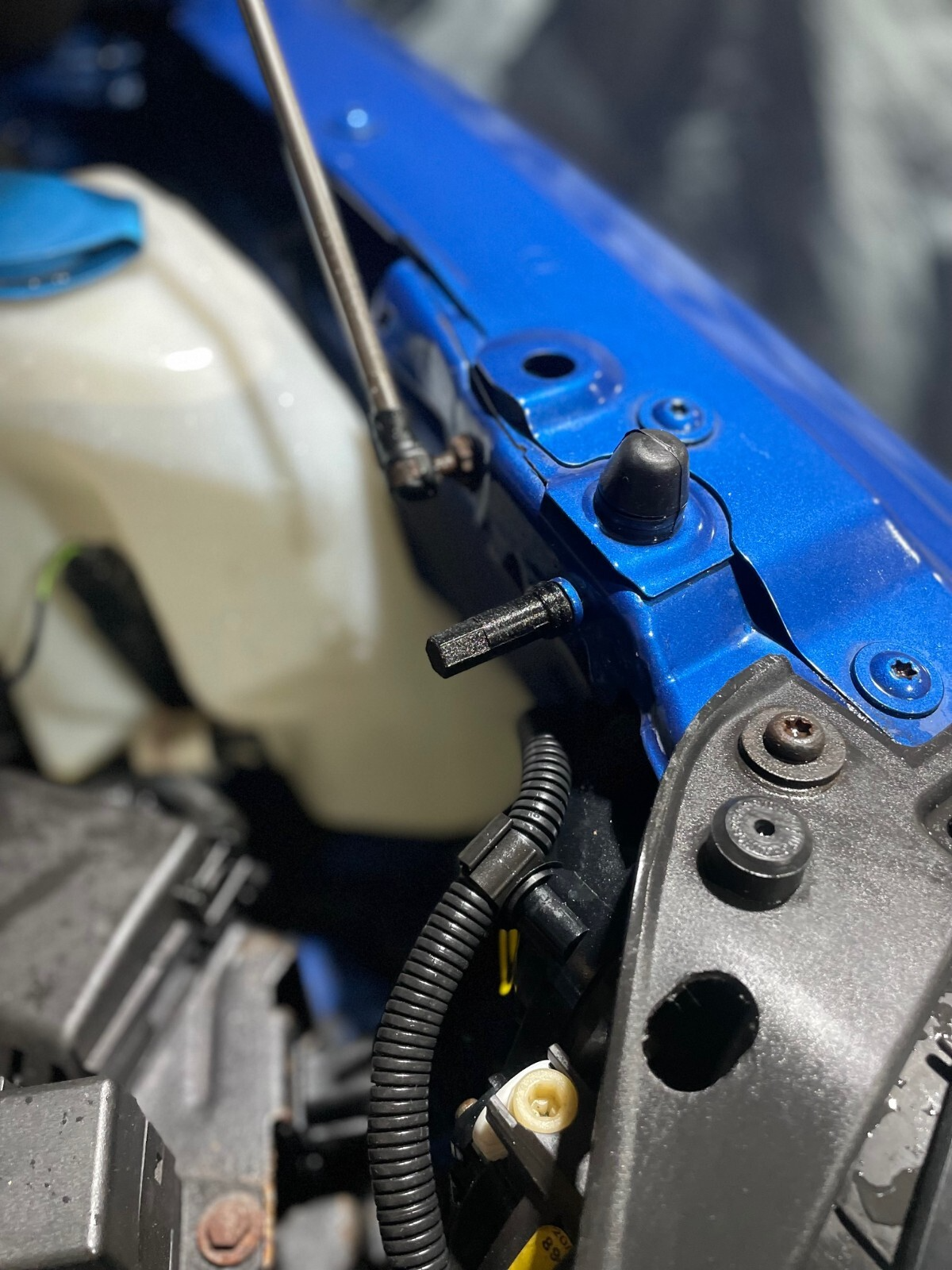 VW Lupo GTI engine bay earth stud cover – alternate view 2