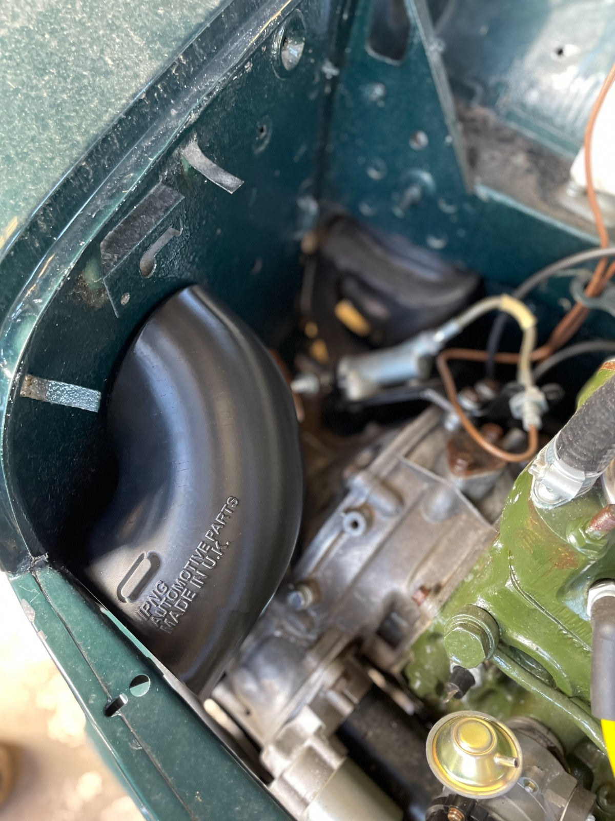 CZH1300 right-hand fresh air scoop fitted behind a Classic Mini roundnose front panel